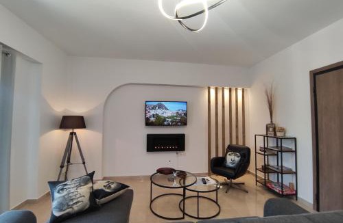 Volos City Centre Apartment | Grey Swan - Modern & Stylish apartment with Private Parking
