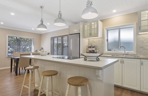 Deception Bay House | Hamptons at The Bay - waterfront getaway