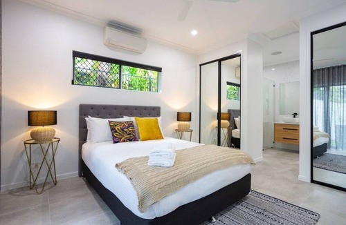 Edge Hill House | Hamptons Spa Villa - Luxury 3 bedroom 2 bathroom with outdoor Hot tub