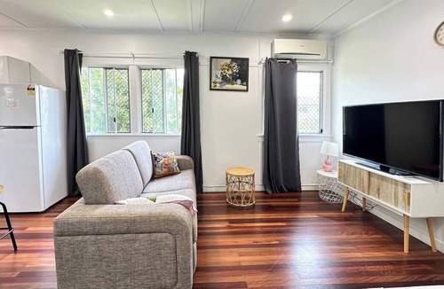 Taigum House | Hidden Gem 1 Brm House - by shops WiFi+Parking+A/C
