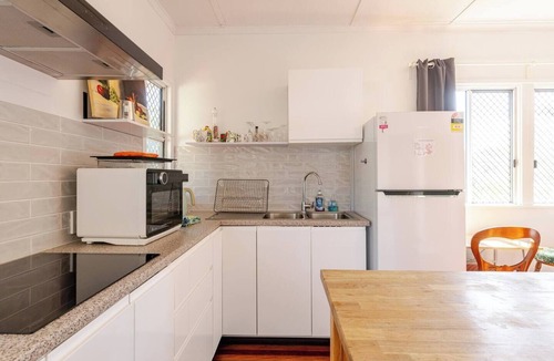 Taigum House | Hidden Gem 1 Brm House - by shops WiFi+Parking+A/C