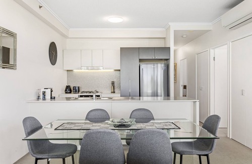 Brisbane Central Business District Apartment | High-Floor 2-Bed CBD Unit With Views & Amenities