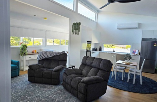 Forest Lake House | Highlife Retreat - Massive Master + Single Sofa Bed
