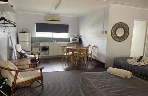 Richmond Hill Hotel | Hillview Motel Charters Towers QLD