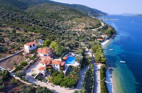 Nimfea House | Holiday Home 'Beach Villa Alonissos For 4 People' with Shared Pool, Wi-Fi and Air Conditioning