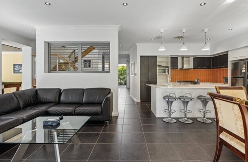 Calamvale House | HolidayParadise 4BR Pool/BBQ/Parking nearMall/Park