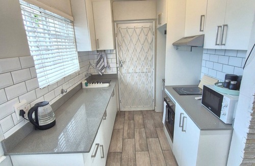 Ottery Apartment | Home-on-Railway~A Lovely contemporary 2-bedroom apartment with WiFi in Cape Town