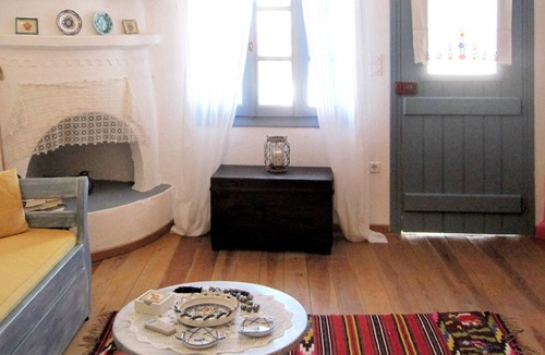 Skiros House | Homerez - Nice house with terrace and mountain view