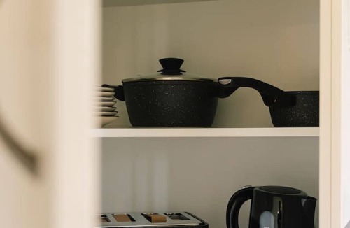 Robertson House | Homy Spacious 4B2B w/Parking steps to Malls/Dining