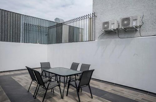 Leon House | Hotel Bugambilias