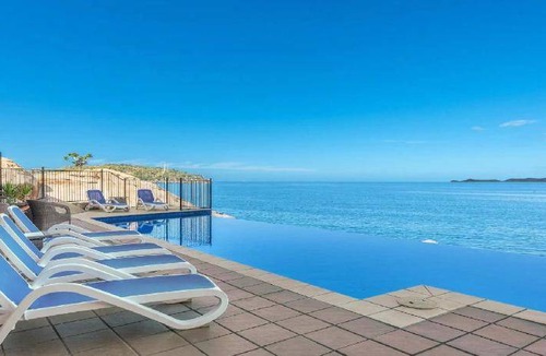 Nelly Bay House | House ∙ 2 bedrooms ∙ 5 guests
