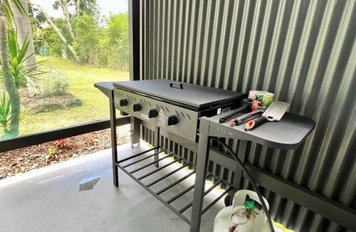 Bundaberg North House | Huge Holiday Home - 5 Bedroom, 3 Bath, Wi-Fi, AC