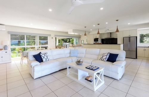 Oak Beach House | Incredible Beachfront home, 10 min to Port Douglas
