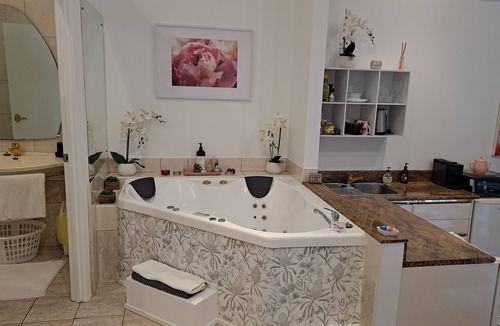 Eagle Heights Ski Chalet | Indulge A While Chalet on Gallery Walk Tamborine Mountain