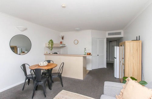 Cairns Central Business District Apartment | Inner City One Bedroom Apartment w/Pool View 22