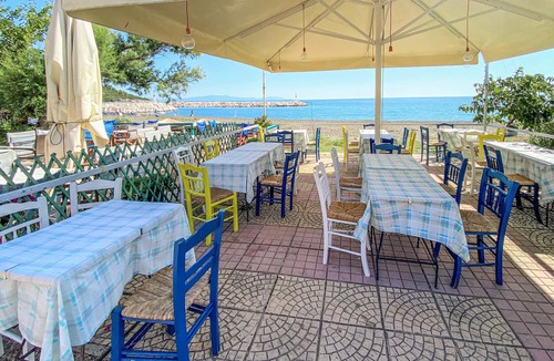 Psaropouli Apartment | Inviting vacation apartment in the immediate vicinity of the Aegean Sea.