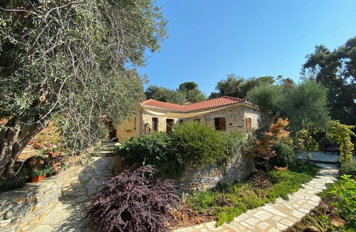 Kali Vrysi House | Kalivi Elena, a traditional, restored stone house in Platanias, Pelion.