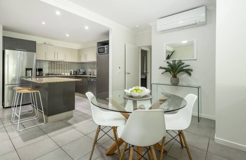 Kewarra Beach Apartment | Kewarra Beach Coastal Retreat 2BR Apt - Pool/BBQ