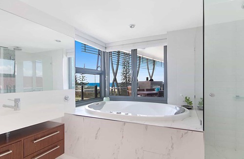 Bilinga Apartment | Kirra Wave 401 - Luxury Beachfront North Kirra