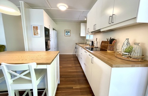 Brisbane Waterfront Cottage | Kookaburra Cottage on sub-tropical island near Dalpura Beach