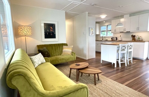 Brisbane Waterfront Cottage | Kookaburra Cottage on sub-tropical island near Dalpura Beach