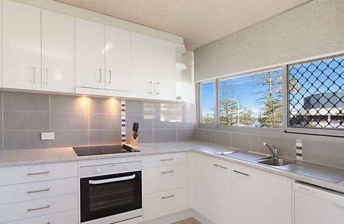 Coolangatta Apartment | Kooringal Unit 3 Right on Greenmount Beach Coolangatta with Wi-Fi Included