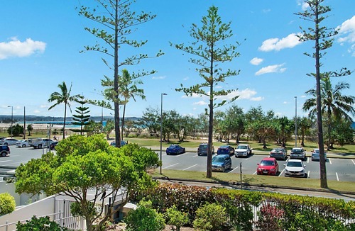 Coolangatta Apartment | Kooringal Unit 3 Right on Greenmount Beach Coolangatta with Wi-Fi Included
