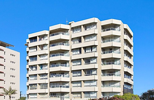 Coolangatta Apartment | Kooringal Unit 3 Right on Greenmount Beach Coolangatta with Wi-Fi Included