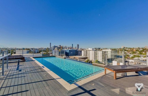 West End Apartment | KOZYGURU | West End | 10 mins to City | 1 Bed APT + FREE PARKING | QWE017