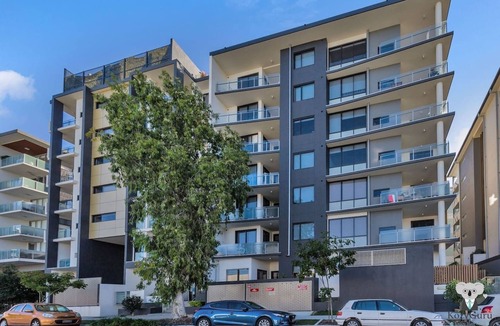 West End Apartment | KOZYGURU | West End | 10 mins to City | 1 Bed APT + FREE PARKING | QWE017
