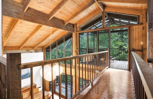 Kuranda Cabin | Kuranda Rainforest Chalet- Rainforest Retreat with Private Creek, Chef’s Kitchen & Spacious Deck