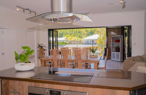 Trinity Beach House | Lake house, stroll to beach & cafes- Pets Welcome