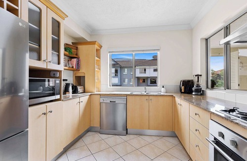 Cairns North Apartment | Lakeside Luxe Retreat - Pool View, BBQ,Spa Bath