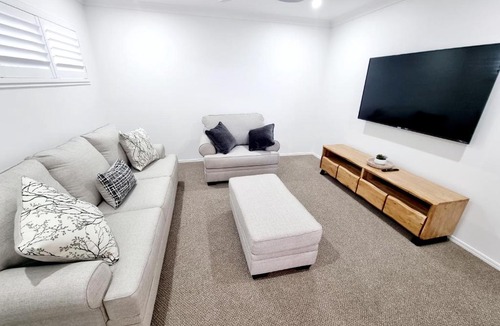 Urraween House | Large and Private Executive Home - Secure parking for boats