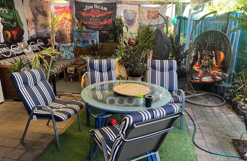 Thuringowa Central House | Large ensuite room with courtyard opposite the twin city hotel & Riverway