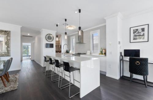 Balmoral House | Large Family Home with Pool & Spa
