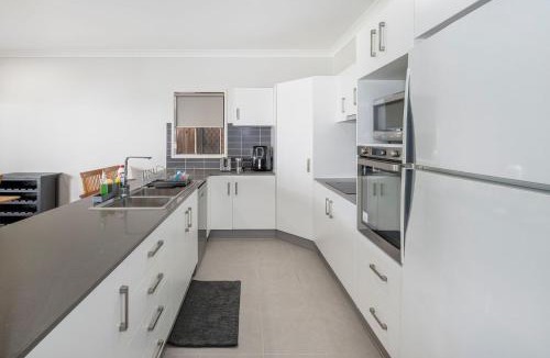 Northgate House | Large house 7 mins from Airport