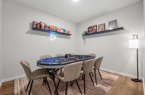 Calgary House | Large Single Detached House with Pool Table, Sleeps 12 and King Bed