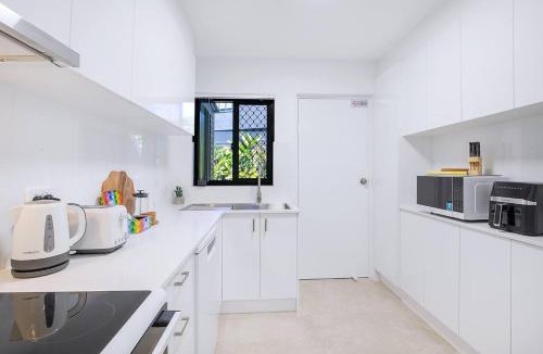 Red Hill Apartment | Leafy Corner - Simple Stay near Brisbane River and CBD