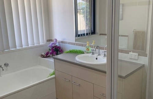 Eli Waters Apartment | Leisure by the Lakes- 5 mins drive to major shopping, beaches and hospitals