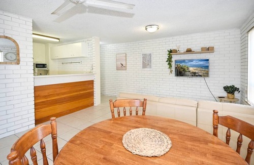 Caloundra Apartment | Location is Everything - Shops, Beaches, Views ZG3