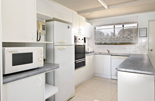 Caloundra Apartment | Lowanna Unit 10, 24 Bulcock Beach Esplanade, Bulcock Beach