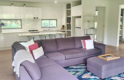 Montville House | Lucas Parklands - The Sanctuary, direct access to 'Great Walk' and Lake Baroon