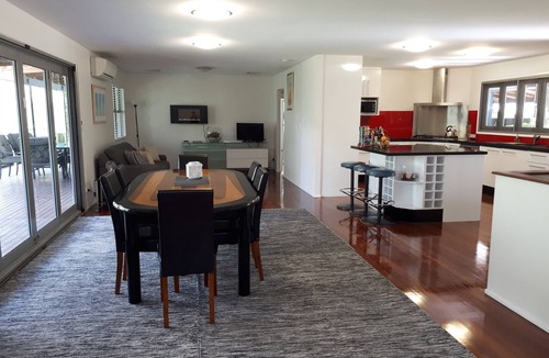 Montville House | Lucas Parklands - Tranquil retreat direct access to 'Great Walk' and Lake Baroon