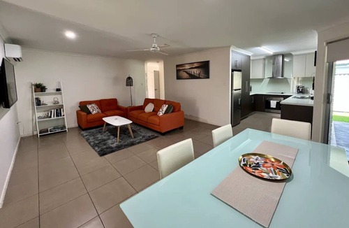 Bundaberg South House | Lux in Bundy! - Wifi, A/C, Netflix/Disney+. You home away from home!