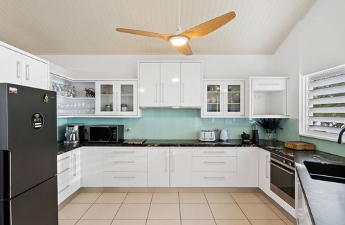 Holloways Beach House | Luxe Beachfront Escape – Steps from Holloways Beach