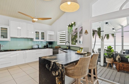 Holloways Beach House | Luxe Beachfront Escape – Steps from Holloways Beach