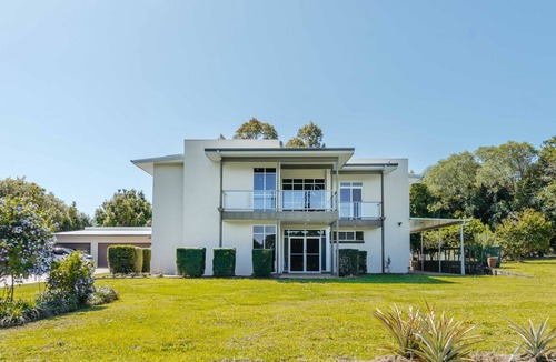 Rochedale House | Luxurious Designer Mansion with Garden Paradise