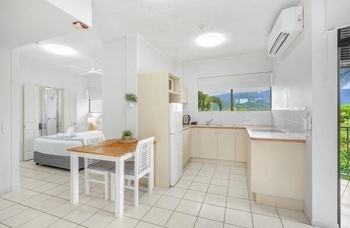 Trinity Beach Apartment | Luxurious Studio with Lush Mountain Views