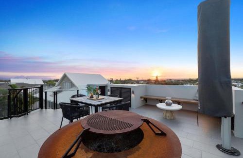 Warana House | Luxurious Waterfront Home with direct beach access and ocean views from top viewing deck